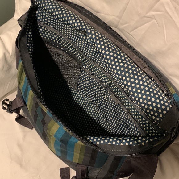 Dakine messenger bag. Adjustable shoulder or crossbody strap. - Picture 6 of 8